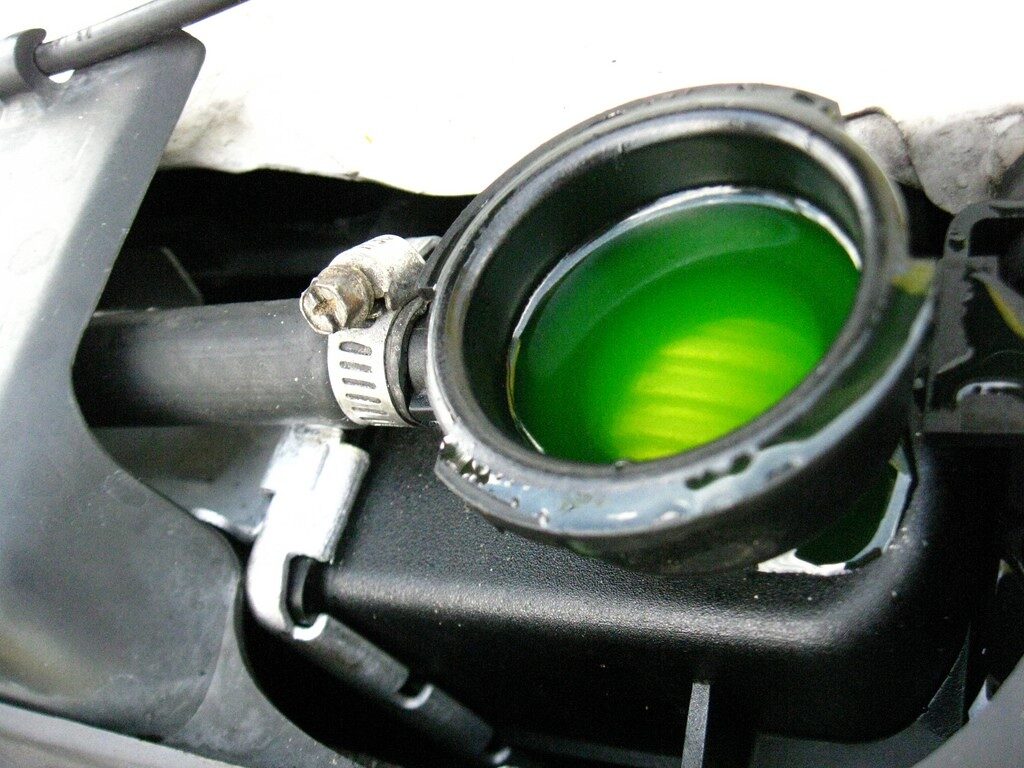 what-does-a-coolant-leak-smells-like-spot-dem